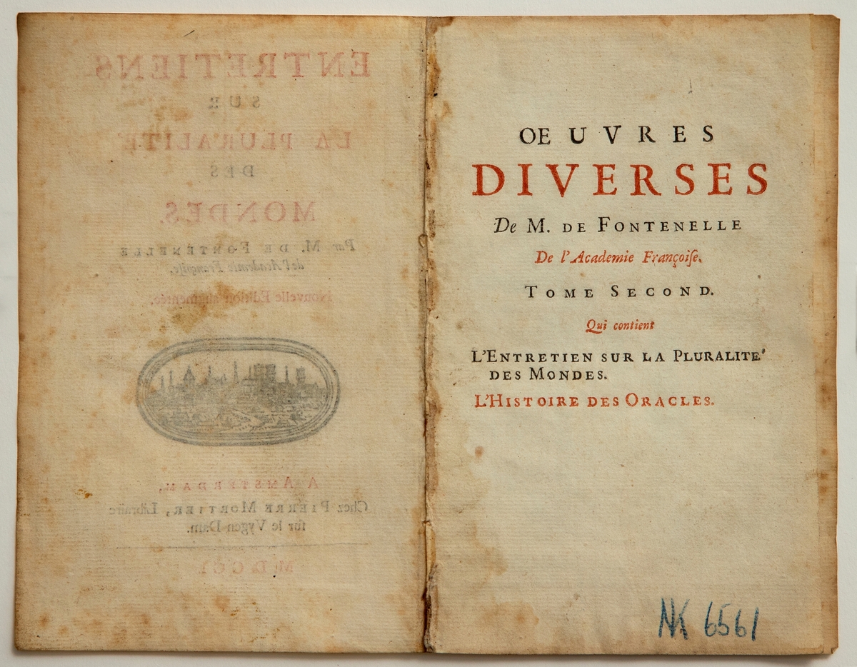 Kobberstikk ved siden av tittelplansje for boka "Entretiens sur la pluralité des mondes" av Bernard de Fontenelle, som del av samleverket "Oeuvres diverses de M. de Fontenelle". Gjenstanden består av tre sider: 

1) Kobberstikk som viser et himmelkart over planetene i solsystemet, samt en mann og kvinne som konverserer i en hage.

2) Tittelplansje for "Entretiens sur la pluralité des mondes".

3) Tittelplansje for "Oeuvres diverses de M. de Fontenelle" som er pålimt det første arket.