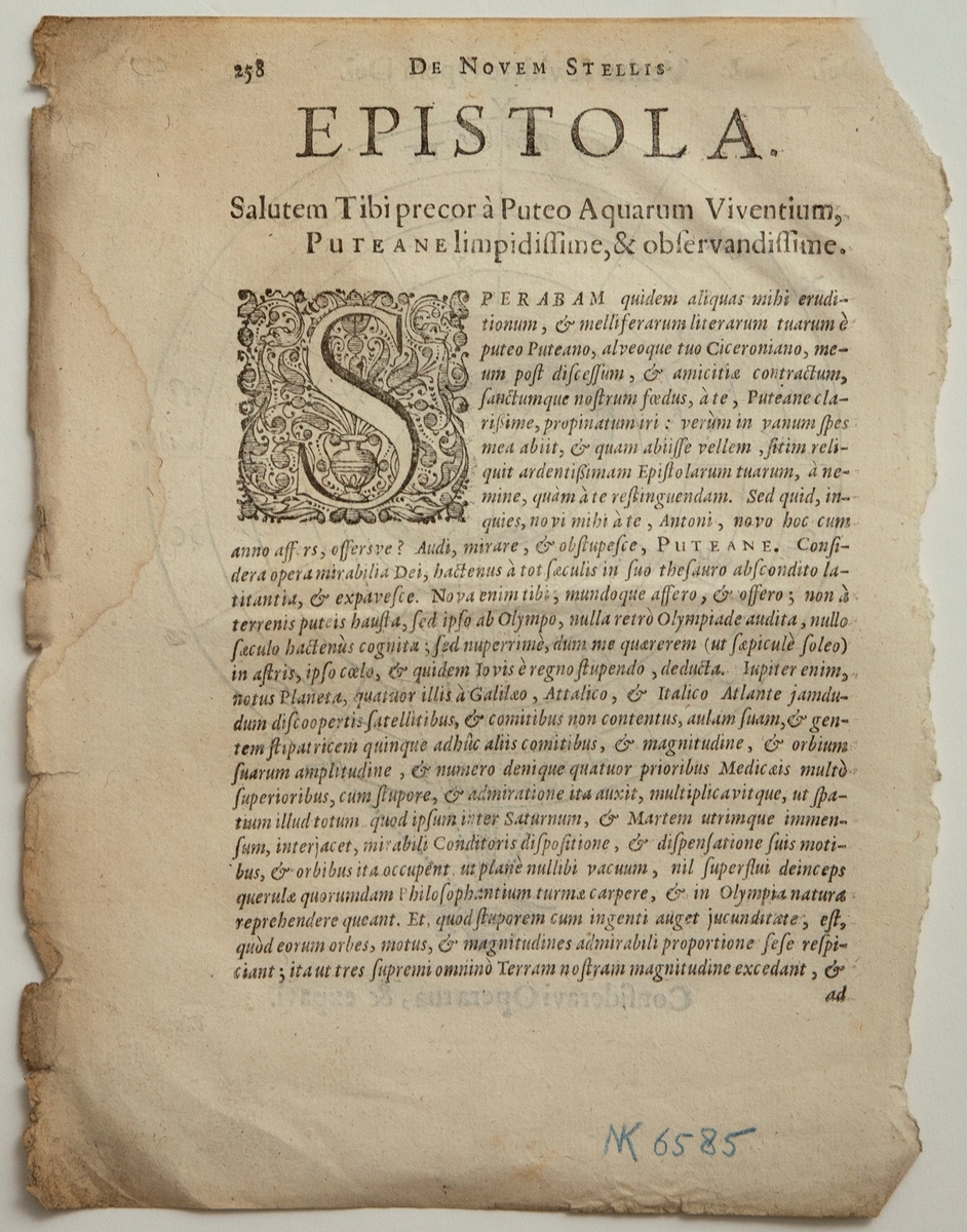 Bokblad med latinsk skrift fra boka "Novem stellae circa Iovem, circa Saturnum sex, circa Martem nonnullae" av Antonio Reita. 

Den ene siden viser et sirkulært diagram med konsentriske sirkler og tverrlinjer. I ytterste sirkel er symbolene for stjernetegnene. Under diagrammet er det et øye, hvorfra det stråler stiplede linjer som ender på ulike punkter.

Den andre siden består av latinsk tekst, hvor det første ordet begynner med en rikt dekorert vignett.