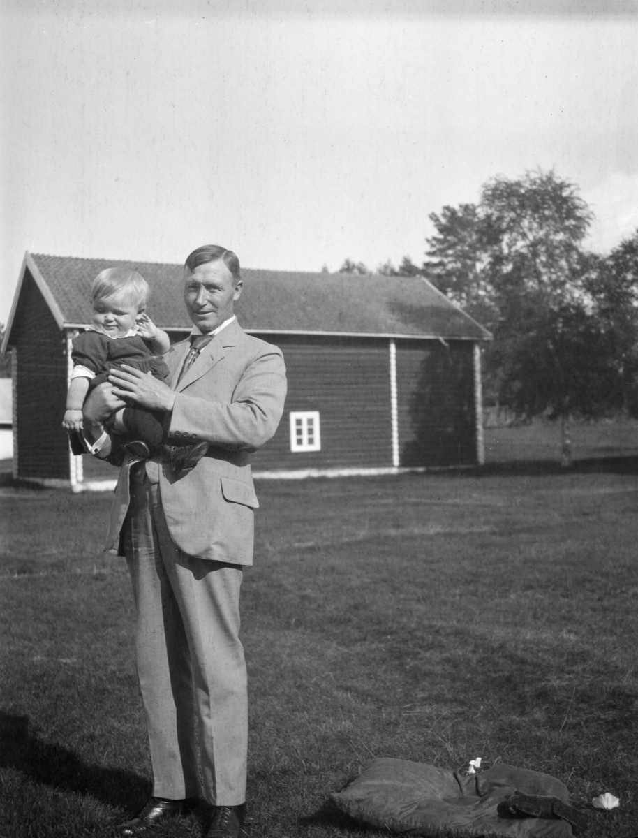 Anton Skotte med Hallvard på armen