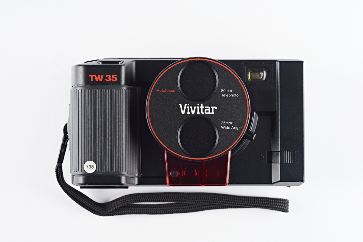 TW 35, produsert av Vivitar på midten av 1980-tallet, er et 35 mm Twin lens-kompaktkamera, med autofokus og muligheten til å skifte mellom 35mm f/5.6 vidvinkelobjektiv og 80mm f/8.0 teleobjektiv. Objektiv velges ved å rotere dekselet 90 grader, så ønsket objektiv avdekkes og samtidig tildekkes det motsatte objektivet. Autofokus fungerer kun med teleobjektiv. 
Filmhastighet stilles inn automatisk. Lukkertid: 1/30 - 1/2000 sek. for vidvinkelobjektiv, 1/60 - 1/2000 sek. for teleobjektiv.