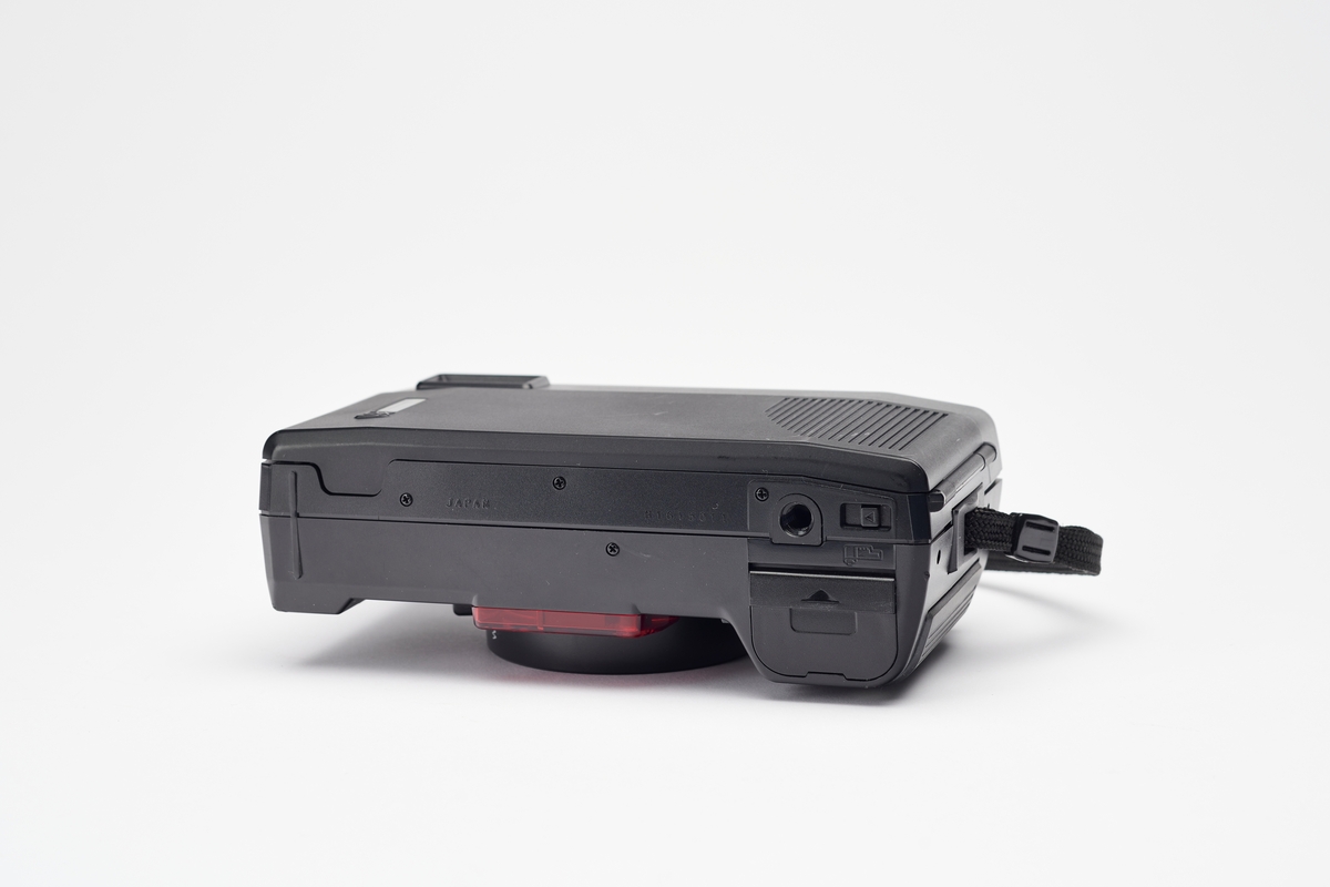 TW 35, produsert av Vivitar på midten av 1980-tallet, er et 35 mm Twin lens-kompaktkamera, med autofokus og muligheten til å skifte mellom 35mm f/5.6 vidvinkelobjektiv og 80mm f/8.0 teleobjektiv. Objektiv velges ved å rotere dekselet 90 grader, så ønsket objektiv avdekkes og samtidig tildekkes det motsatte objektivet. Autofokus fungerer kun med teleobjektiv. 
Filmhastighet stilles inn automatisk. Lukkertid: 1/30 - 1/2000 sek. for vidvinkelobjektiv, 1/60 - 1/2000 sek. for teleobjektiv.