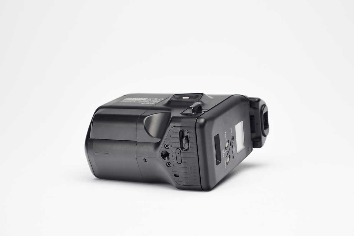 Det futuristiske Samurai X3.0 fra 1987 ligner på de kompakte videokameraene som var poulære på denne tiden, men er et autofokus speilreflekskamera for 35mm film. Det er et SLR kamera, men kalles også ZLR (zoom lens reflex).  Kameraet tar bilder i halvformat og eksponerer 72 bilder på en film. Filmtransporten er motorisert og dato/tid kan printes på filmen.
Kameraet er av de første "bridge"-kameraene som er enkle å betjene, men med større billedkvalitet enn et kompaktkamera. Kameraet har et ikke-utskiftbart AF-zoom objektiv, elektronisk lukker 2-1/500 sek. og en innebygget blits som aktiveres automatisk.