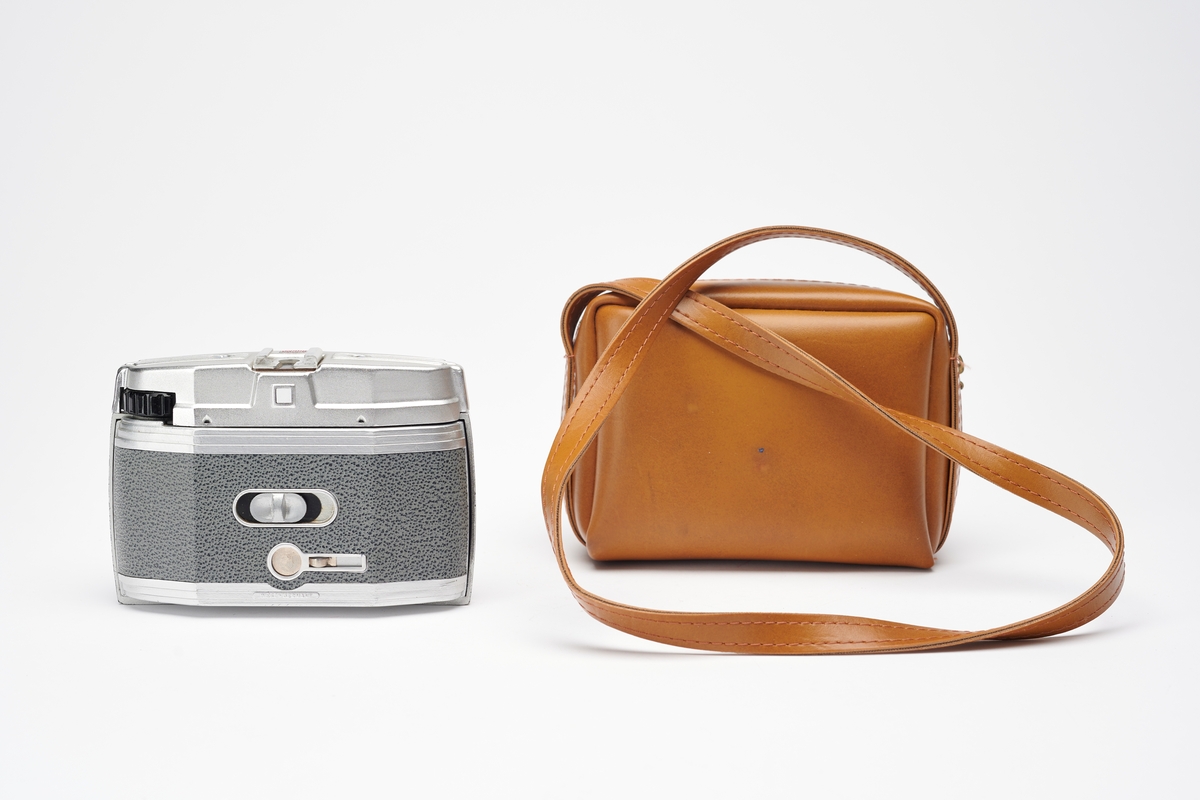Bella 44 er en serie enkle øyesøkerkameraer i Art Deco-design, produsert under merkenavnet Bilora av Kürbi & Niggeloh. Kameraet benytter 127 rullfilm og, som modellnavnet antyder, tar 4x4 cm eksponeringer. Kameraet har fokusinnstillinger på 1 meter til uendelig, men da den ikke er utstyrt med en målsøker må en enten måle avstanden selv eller gjette. Det sistnevnte ga slike kameraer kallenavnet "Guess focus"-kamera.
Blenderåpninger: f8, f16
Lukkertider: 1/100, 1/50 sek. i tillegg til bulb (en funksjon som gjør at man bestemmer eksponeringstiden ved hvor lenge man holder utløserknappen inne). 
Bella 44 var et populært kamera og ble også solgt i USA som "Tower No. 5", "Ansco Lancer" i USA og i Tyskland som Foto-Quelle Revue 44.
Kamerafutteral medfølger.
