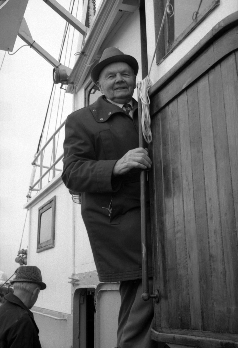 Motiv fra gjensynstreffet for krigsveteraner fra Shetlandsgjengen og Nordsjøklubben ombord i Heland. Severin Roald i styrhuset.