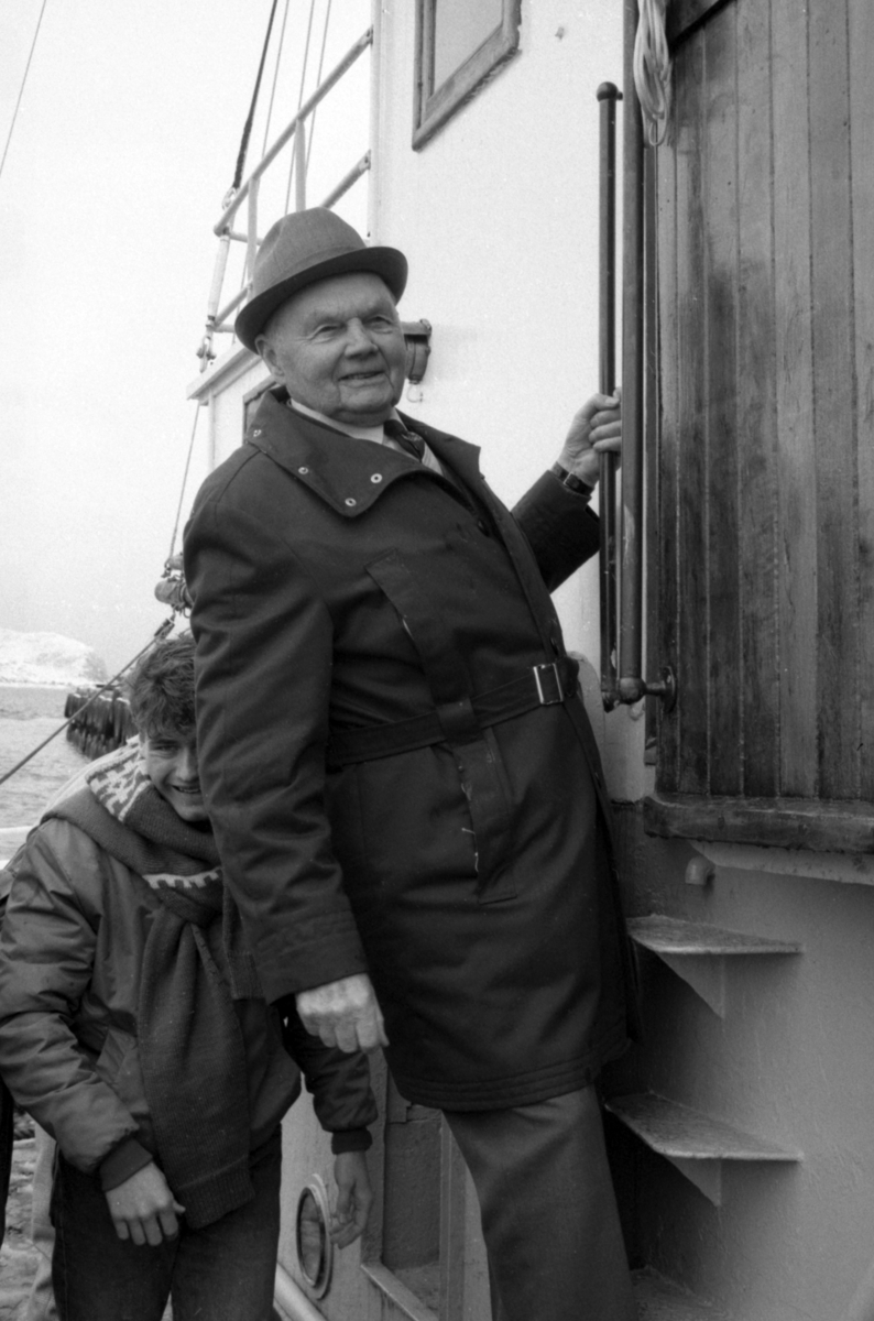 Motiv fra gjensynstreffet for krigsveteraner fra Shetlandsgjengen og Nordsjøklubben ombord i Heland. Severin Roald i styrhuset.