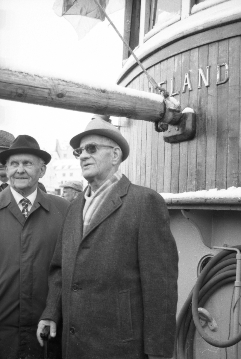 Motiv fra gjensynstreffet for krigsveteraner fra Shetlandsgjengen og Nordsjøklubben ombord i Heland. Arne Roald og Leif Larsen.
