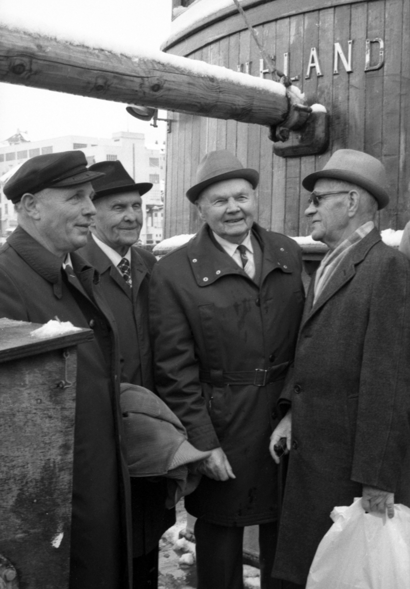 Motiv fra gjensynstreffet for krigsveteraner fra Shetlandsgjengen og Nordsjøklubben ombord i Heland. Fra venstre: Palmar Bjørnøy, Arne A. Roald, Severin Roald og Leif Andreas Larsen(Shetlands-Larsen).