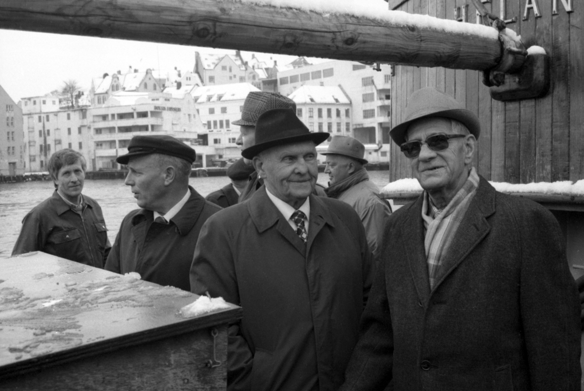 Motiv fra gjensynstreffet for krigsveteraner fra Shetlandsgjengen og Nordsjøklubben ombord i Heland. Palmar Bjørnøy, Arne A. Roald og Leif Andreas Larsen(Shetlands-Larsen).