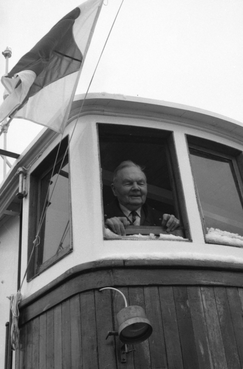 Motiv fra gjensynstreffet for krigsveteraner fra Shetlandsgjengen og Nordsjøklubben ombord i Heland. Severin Roald i styrhuset.