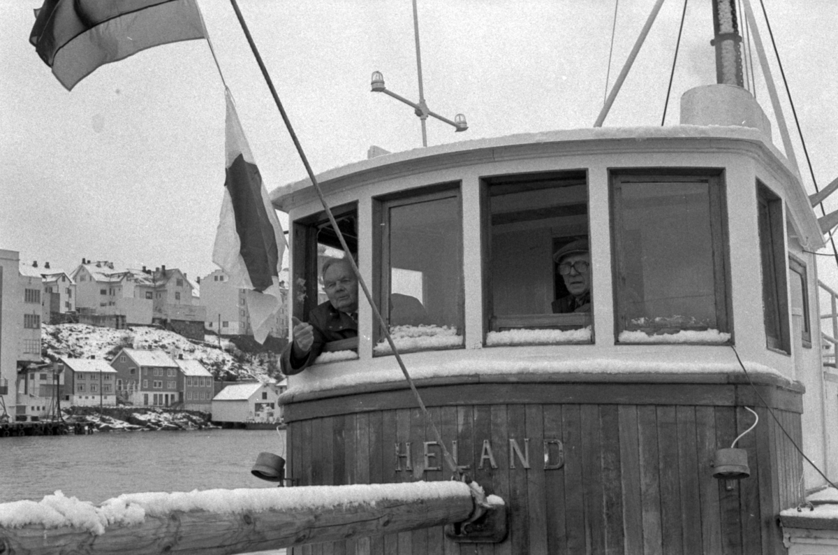 Motiv fra gjensynstreffet for krigsveteraner fra Shetlandsgjengen og Nordsjøklubben ombord i Heland. Severin Roald i styrhuset.