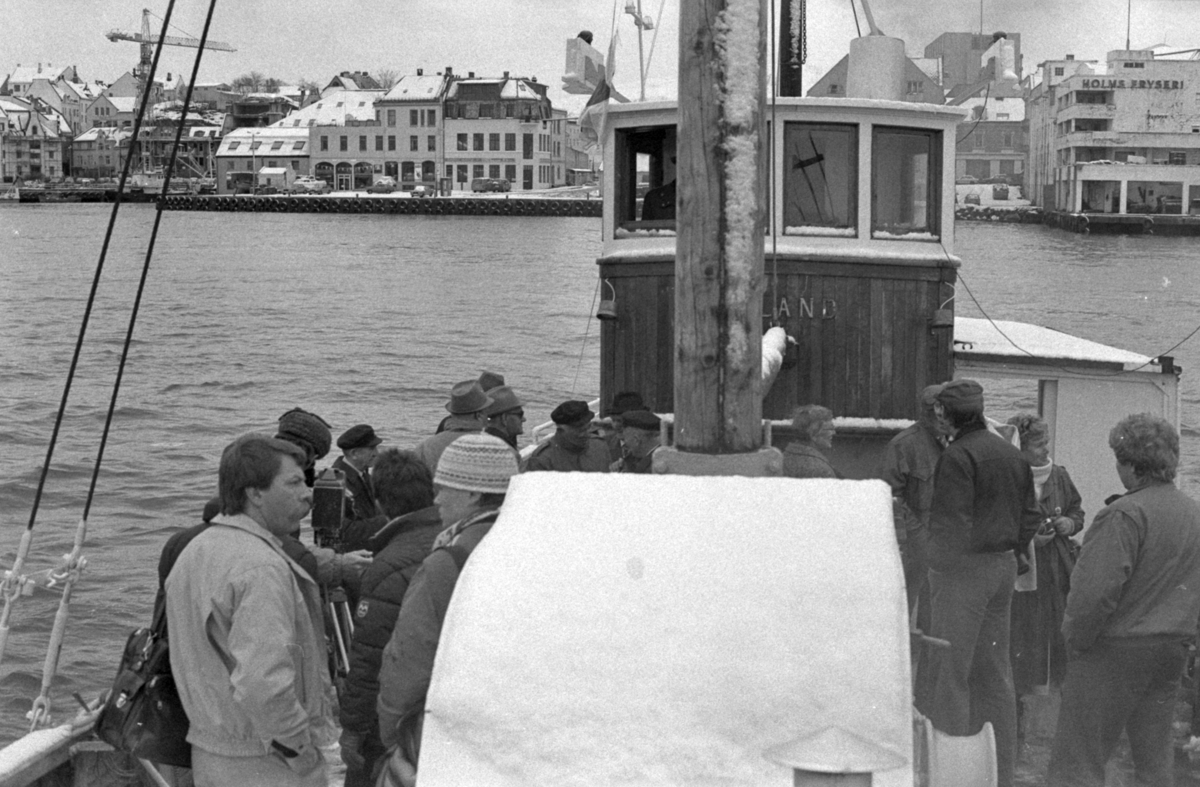 Motiv fra gjensynstreffet for krigsveteraner fra Shetlandsgjengen og Nordsjøklubben ombord i Heland.