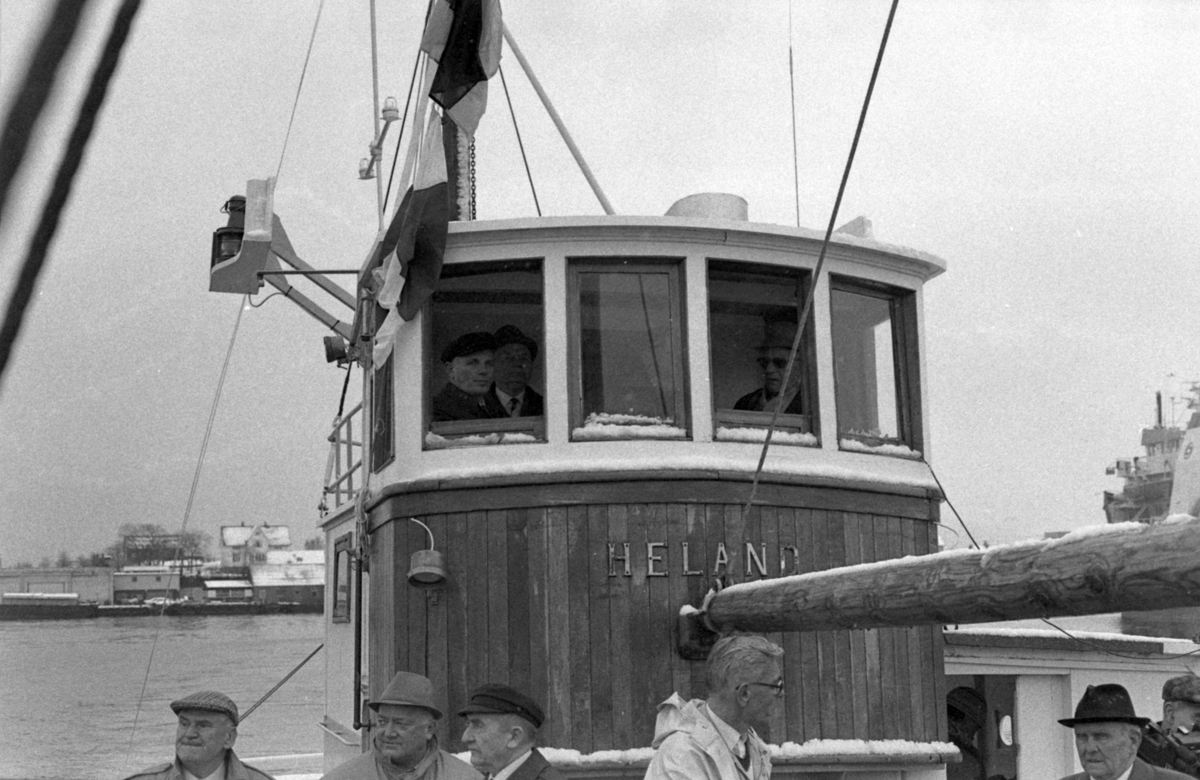 Motiv fra gjensynstreffet for krigsveteraner fra Shetlandsgjengen og Nordsjøklubben ombord i Heland. Palmar Bjørnøy, Severin Roald og Leif Andreas Larsen(Shetlands-Larsen) i styrhuset.