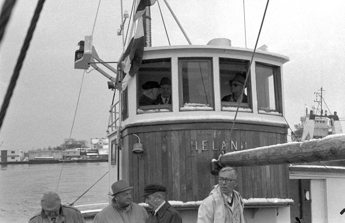 Motiv fra gjensynstreffet for krigsveteraner fra Shetlandsgjengen og Nordsjøklubben ombord i Heland. Palmar Bjørnøy, Severin Roald og Leif Andreas Larsen(Shetlands-Larsen) i styrhuset.
