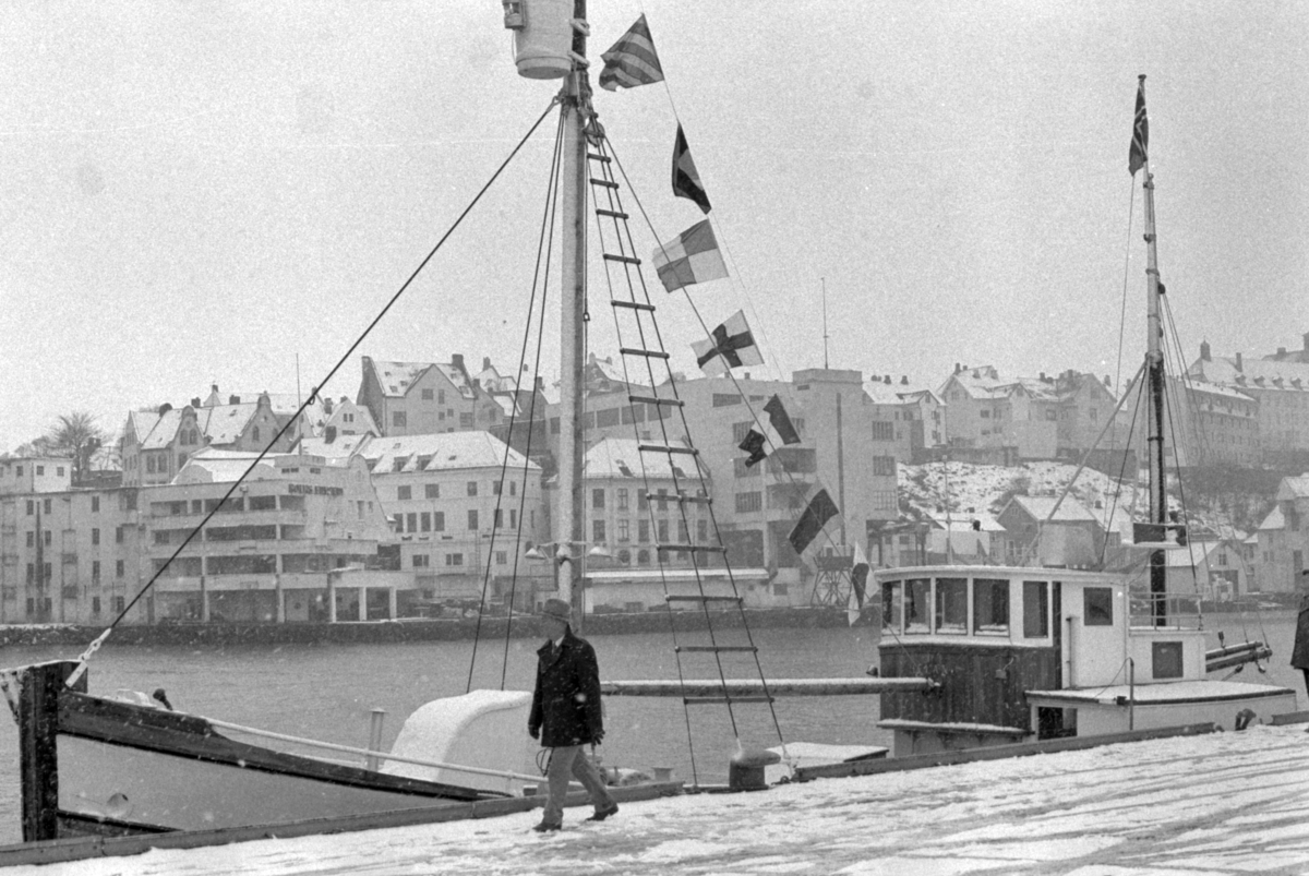 Motiv fra gjensynstreffet for krigsveteraner fra Shetlandsgjengen og Nordsjøklubben ombord i Heland.