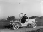 En man och en bil. 8/10 1913. 
Bilen på bilden är en Dixi från cirka 1910.