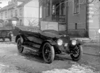 Öppen automobil av märket Ender.
Andrew Jonsson. 
Bilen på bilden är en ovanlig amerikansk bil av fabrikat Enger, tillverkad cirka 1916. Den kan ses ha registreringsnummer T5, men detta nummer stämmer ej med bilen. Detta nummer innehades av Andrew Johnson och registrerades 1916 på en Overland, som behöll detta nummer fram till 1922. Av någon anledning har Andrew alltså återanvänt Overlandens reg.skyltar även på denna bil.