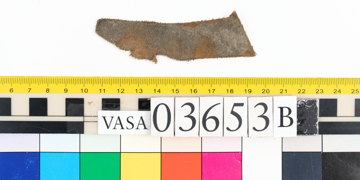 Textilfragment. Fem fragment uppdelade på 03653a-c. Fnr 03653a omfattar tre fragment i ull vävda i tuskaft som ser ut att ha varit valkade. De har idag en brun färg.
Fnr 03653b är ett fint/tunt fragment som är grått med rostfläckar. Fragmentet är av ull vävt i tuskaft och ser ut att ha varit valkat.
Fnr 03653c är filt och har idag en brun färg.


Textildokumentation 2018:


Ingår i kontextgrupp: ÖB31

Fyndnumret 03653a  innehåller 3 fragment av två typer (ÖB31.1:1-2, ÖB31.2:1).
Tygerna är tätt vävda med ruggade ytor. Invasiva fibrer, löst liggande, av ljus kulör finns på alla tre fragmenten. Tygerna är snarlika men skiljer sig bl.a åt vad det gäller trådtäthet.

ÖB31.1:1-2 har slitna kanter samt bortnött lugg på vissa ställen. 
ÖB31.1:1 Ett rostigt avtryck i form av en dubbelbåge, möjligtvis av en hyska  eller en hake. Inga stygnhål syns. Tillskurna kanter på tre sidor. Antydan till tillskuren svängd kant med bristningar utefter en söm. 
ÖB31.1:2 Ett hörn med förhårdnad av rost. Ena sidan har bevarad lugg men andra sidan bortsliten lugg. Ett svagt avtryck i form av en dubbelbåge, möjligtvis av en hyska  eller en hake tillsammans med stygnhål. Antydan till tillskurna kanter på två sidor.
ÖB31.2:1 Bevarade tillskurna kanter varav två med stygnhål och spår av kaststygn. En del stygnhål har rester av rost. På ena sidan finns ett avtryck i form av ett C.  


TEKNIK Typ.nr: ÖB31.1:1-2
Teknik
Trådsystem 1
Trådtäthet (tr/cm): 9-11
Garn nr: 1
Fibermaterial: ull
Garngrovlek (mm): 0,9-1,1
Antal trådar: 1
Spinnriktning: s
Spinnvinkel (grader): 18,3-30,7
Färg:  brun, originalfärg okänd

Trådsystem 2
Trådtäthet (tr/cm): 9-11
Garn nr: 2
Fibermaterial: ull
Garngrovlek (mm): 0,7-0,9
Antal trådar: 1
Spinnriktning: z
Spinnvinkel (grader): 24,8-35,4
Färg: brun, originalfärg okänd

TEKNIK Typ.nr: ÖB31.2:1
Trådsystem 1
Trådtäthet (tr/cm): 10-11
Garn nr: 1
Fibermaterial: 
Garngrovlek (mm): 0,7-0,9
Antal trådar: 1
Spinnriktning: z
Spinnvinkel (grader): -
Färg:  brun, originalfärg okänd

Trådsystem 2
Trådtäthet (tr/cm): 10-11
Garn nr: 2
Fibermaterial: ull
Garngrovlek (mm): 0,7-1,0
Antal trådar: 1
Spinnriktning: s
Spinnvinkel (grader): -
Färg: brun, originalfärg okänd

Fyndnumret 03653b  innehåller 1 fragment (ÖB31.3:1).
Ett mycket tätt vävt tyg med lugg i en ljusare kulör. Ytbehandlad på båda sidorna. På ena sidan är luggen slät och blank samt lutar i en riktning.
Bevarade tillskurna kanter på fyra av fem sidor. Fält med avtryck av rost. Ljusare på ena sidan.


TEKNIK Typ.nr: ÖB31.3:1
Trådsystem 1
Trådtäthet (tr/cm): 27-29
Garn nr: 1
Fibermaterial: ull
Garngrovlek (mm): 0,18-0,22
Antal trådar: 1
Spinnriktning: s
Spinnvinkel (grader): 29-35
Färg: originalfärg okänd 

Trådsystem 2
Trådtäthet (tr/cm): 23-26
Garn nr: 2
Fibermaterial: ull
Garngrovlek (mm): 0,18-0,26
Antal trådar: 1
Spinnriktning: z
Spinnvinkel (grader): 30
Färg: originalfärg okänd


Fyndnumret 03653c  innehåller 1 större samt två mindre fragment. (ÖB31.4:1).
En textil av filtad ull.  Avtryck av järn.

TEKNIK Typ.nr: ÖB31.4:1
Fibermaterial: ull, tunna brunna med inslag av mörkare tjockare fibrer.
Färg: olika nyanser av brunt


Dokumenterad av JH nov 2017, AS maj 2018.
Införd av MS juni 2018.