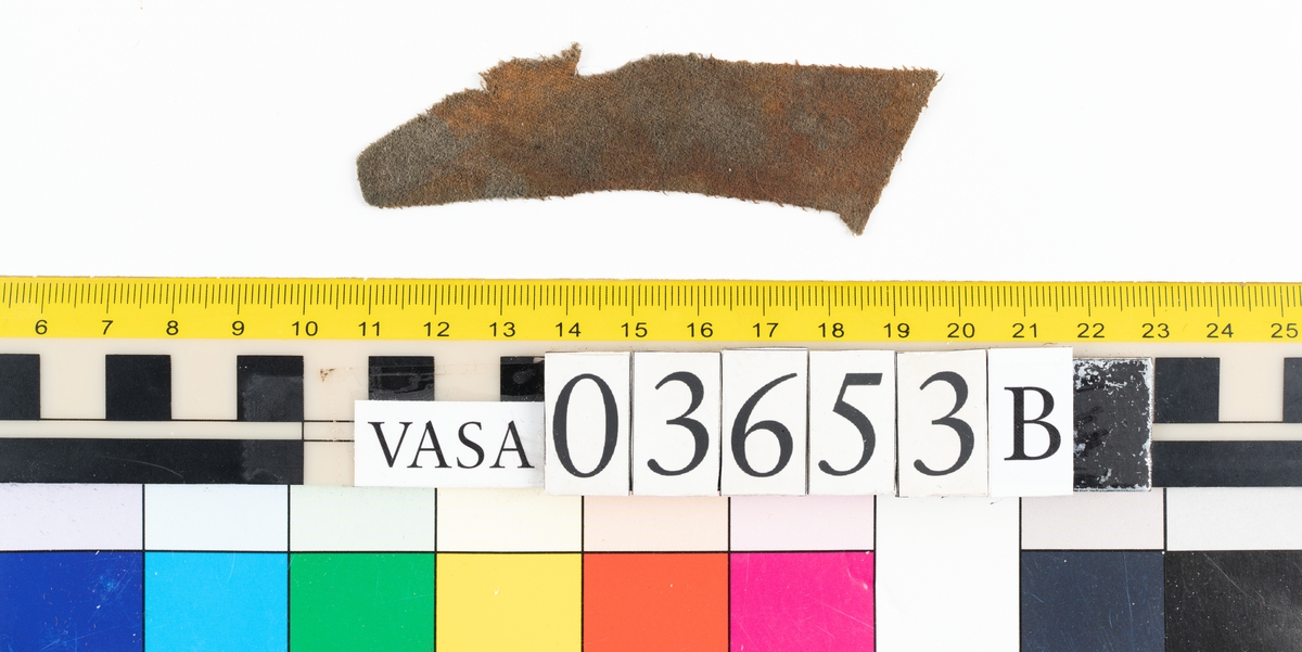 Textilfragment. Fem fragment uppdelade på 03653a-c. Fnr 03653a omfattar tre fragment i ull vävda i tuskaft som ser ut att ha varit valkade. De har idag en brun färg.
Fnr 03653b är ett fint/tunt fragment som är grått med rostfläckar. Fragmentet är av ull vävt i tuskaft och ser ut att ha varit valkat.
Fnr 03653c är filt och har idag en brun färg.


Textildokumentation 2018:


Ingår i kontextgrupp: ÖB31

Fyndnumret 03653a  innehåller 3 fragment av två typer (ÖB31.1:1-2, ÖB31.2:1).
Tygerna är tätt vävda med ruggade ytor. Invasiva fibrer, löst liggande, av ljus kulör finns på alla tre fragmenten. Tygerna är snarlika men skiljer sig bl.a åt vad det gäller trådtäthet.

ÖB31.1:1-2 har slitna kanter samt bortnött lugg på vissa ställen. 
ÖB31.1:1 Ett rostigt avtryck i form av en dubbelbåge, möjligtvis av en hyska  eller en hake. Inga stygnhål syns. Tillskurna kanter på tre sidor. Antydan till tillskuren svängd kant med bristningar utefter en söm. 
ÖB31.1:2 Ett hörn med förhårdnad av rost. Ena sidan har bevarad lugg men andra sidan bortsliten lugg. Ett svagt avtryck i form av en dubbelbåge, möjligtvis av en hyska  eller en hake tillsammans med stygnhål. Antydan till tillskurna kanter på två sidor.
ÖB31.2:1 Bevarade tillskurna kanter varav två med stygnhål och spår av kaststygn. En del stygnhål har rester av rost. På ena sidan finns ett avtryck i form av ett C.  


TEKNIK Typ.nr: ÖB31.1:1-2
Teknik
Trådsystem 1
Trådtäthet (tr/cm): 9-11
Garn nr: 1
Fibermaterial: ull
Garngrovlek (mm): 0,9-1,1
Antal trådar: 1
Spinnriktning: s
Spinnvinkel (grader): 18,3-30,7
Färg:  brun, originalfärg okänd

Trådsystem 2
Trådtäthet (tr/cm): 9-11
Garn nr: 2
Fibermaterial: ull
Garngrovlek (mm): 0,7-0,9
Antal trådar: 1
Spinnriktning: z
Spinnvinkel (grader): 24,8-35,4
Färg: brun, originalfärg okänd

TEKNIK Typ.nr: ÖB31.2:1
Trådsystem 1
Trådtäthet (tr/cm): 10-11
Garn nr: 1
Fibermaterial: 
Garngrovlek (mm): 0,7-0,9
Antal trådar: 1
Spinnriktning: z
Spinnvinkel (grader): -
Färg:  brun, originalfärg okänd

Trådsystem 2
Trådtäthet (tr/cm): 10-11
Garn nr: 2
Fibermaterial: ull
Garngrovlek (mm): 0,7-1,0
Antal trådar: 1
Spinnriktning: s
Spinnvinkel (grader): -
Färg: brun, originalfärg okänd

Fyndnumret 03653b  innehåller 1 fragment (ÖB31.3:1).
Ett mycket tätt vävt tyg med lugg i en ljusare kulör. Ytbehandlad på båda sidorna. På ena sidan är luggen slät och blank samt lutar i en riktning.
Bevarade tillskurna kanter på fyra av fem sidor. Fält med avtryck av rost. Ljusare på ena sidan.


TEKNIK Typ.nr: ÖB31.3:1
Trådsystem 1
Trådtäthet (tr/cm): 27-29
Garn nr: 1
Fibermaterial: ull
Garngrovlek (mm): 0,18-0,22
Antal trådar: 1
Spinnriktning: s
Spinnvinkel (grader): 29-35
Färg: originalfärg okänd 

Trådsystem 2
Trådtäthet (tr/cm): 23-26
Garn nr: 2
Fibermaterial: ull
Garngrovlek (mm): 0,18-0,26
Antal trådar: 1
Spinnriktning: z
Spinnvinkel (grader): 30
Färg: originalfärg okänd


Fyndnumret 03653c  innehåller 1 större samt två mindre fragment. (ÖB31.4:1).
En textil av filtad ull.  Avtryck av järn.

TEKNIK Typ.nr: ÖB31.4:1
Fibermaterial: ull, tunna brunna med inslag av mörkare tjockare fibrer.
Färg: olika nyanser av brunt


Dokumenterad av JH nov 2017, AS maj 2018.
Införd av MS juni 2018.