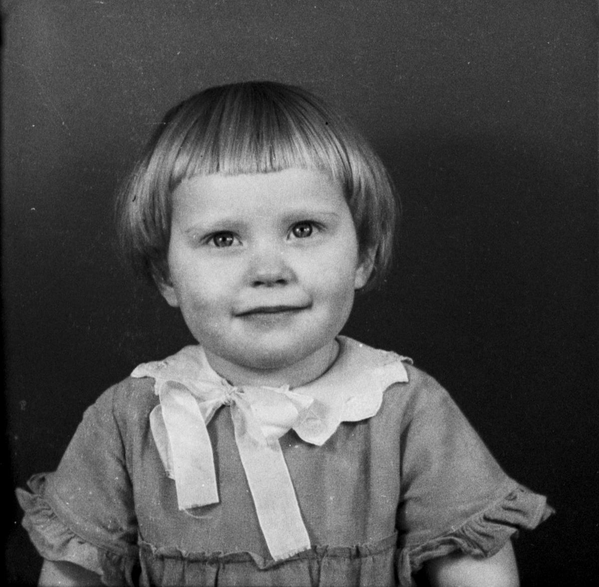 Flicka och Maj Fällberg från Gunbyle, Hökhuvud socken, Uppland 1937