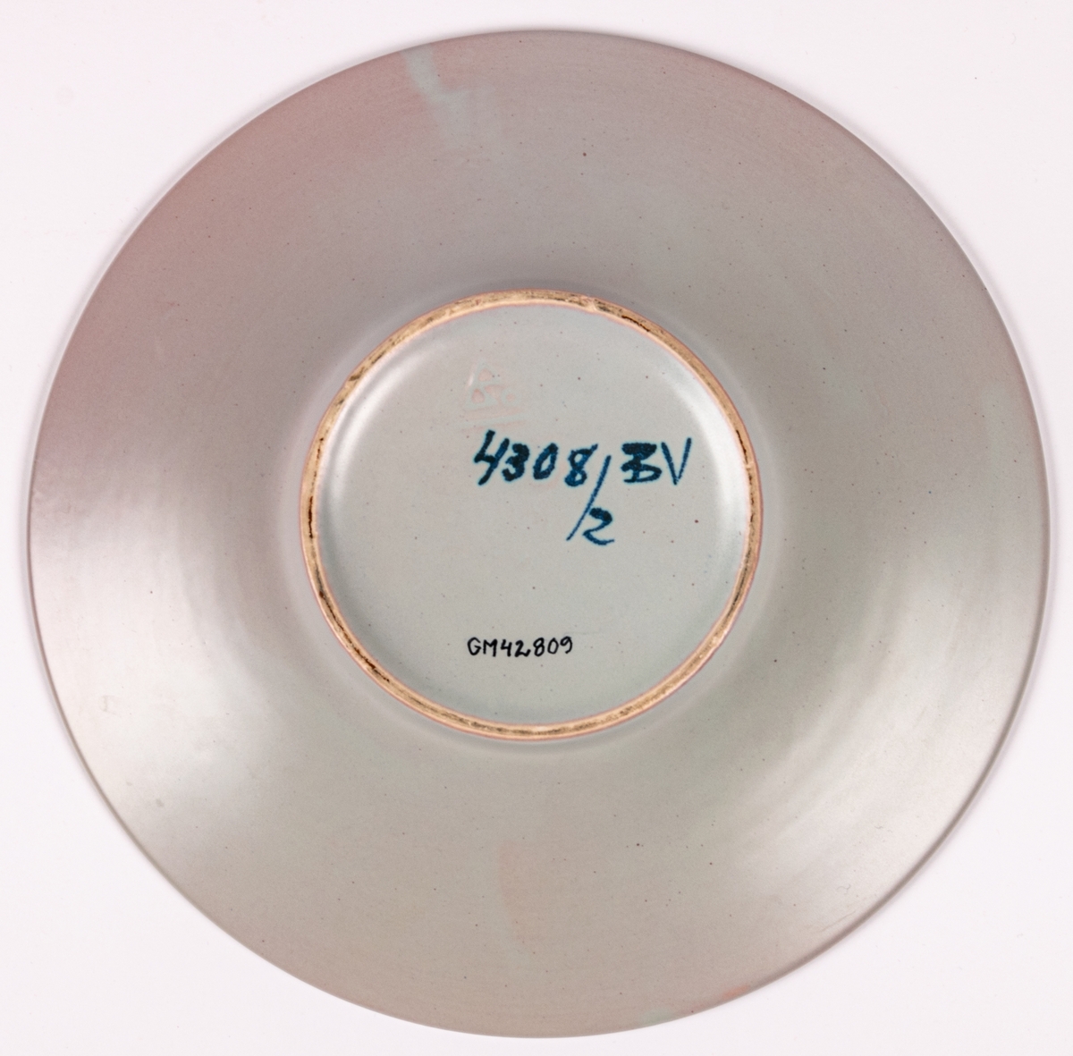 Handmålad skål i modell 4308 med dekor BV; med blå och vita bärkvistar på duvblå botten, blå rand i botten. Formgiven av konstnär Eva Jancke-Björk 1934.