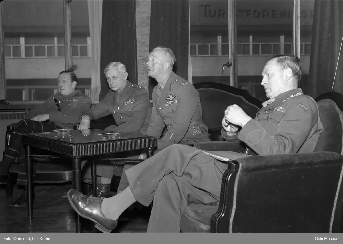 Hotel Continental, interiør, brigadegeneraler, pressekonferanse