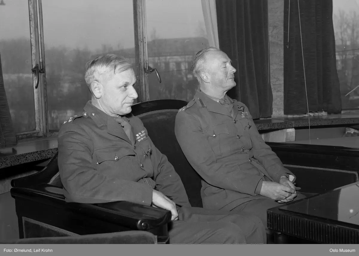 Hotel Continental, interiør, brigadegeneraler, pressekonferanse