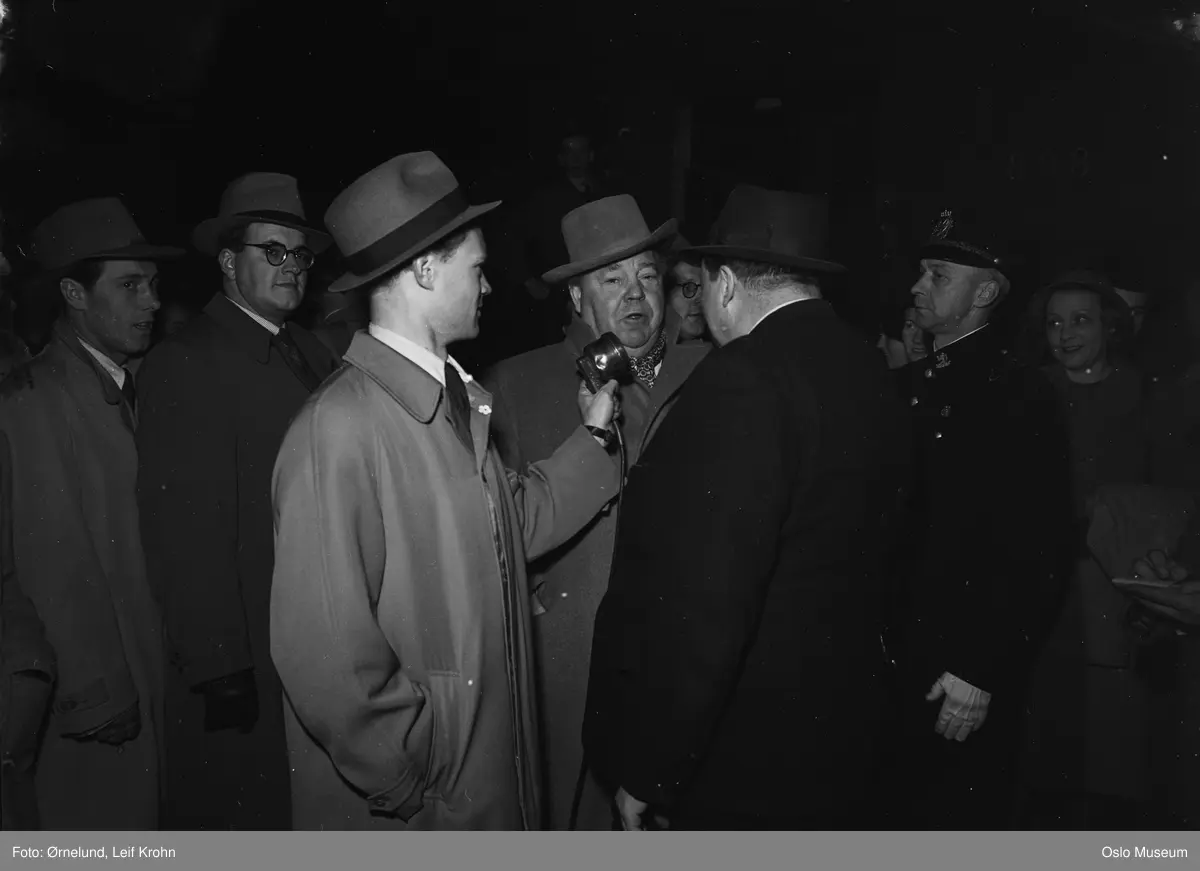 Østbanestasjonen, mann, sanger og skuespiller, ankomst, menn