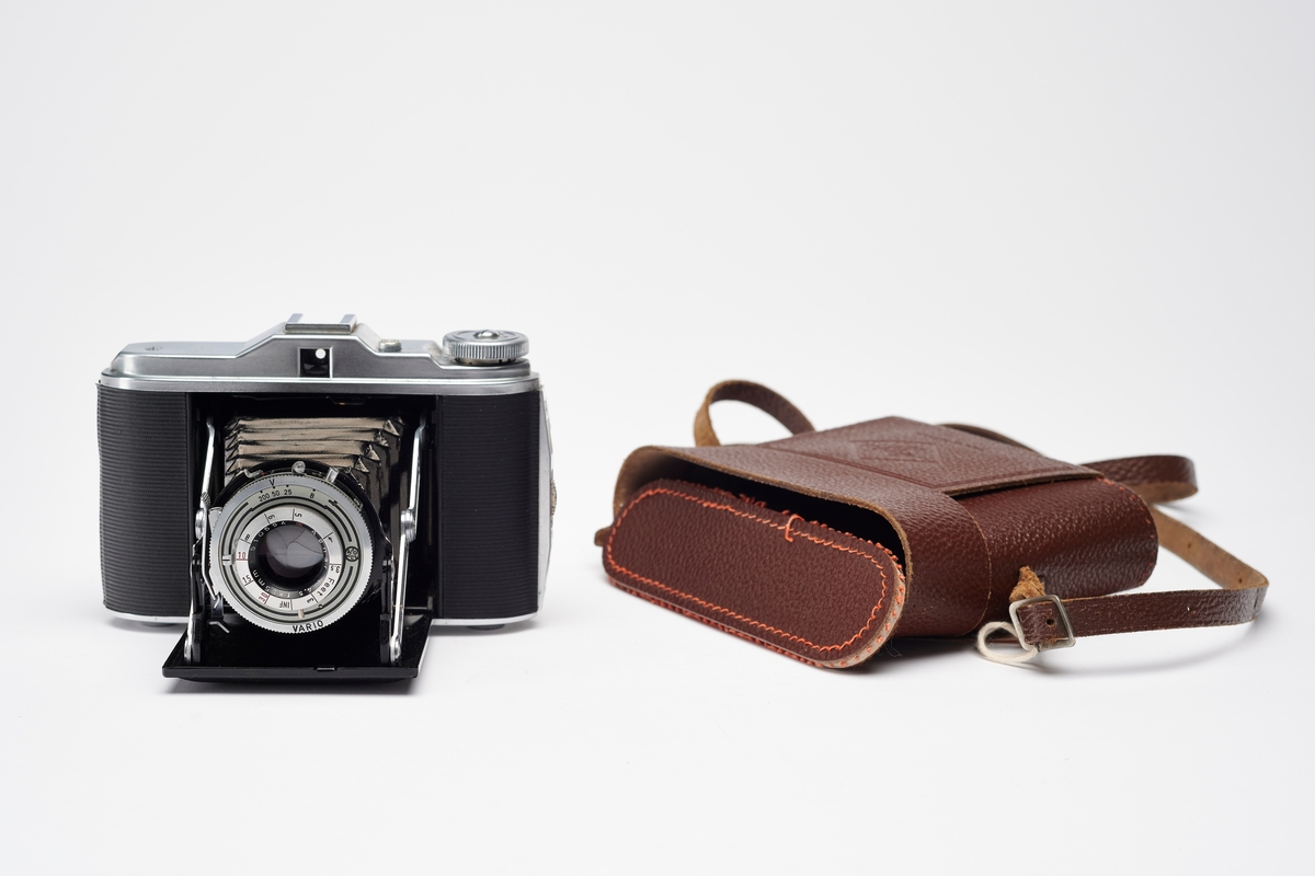 Isolette-serien ble først introdusert for markedet i 1938. Agfa produserte syv ulike modeller, før serien gikk ut av produksjon rundt 1960. Kameraene er enkle horisontale foldekameraer for 120 film for negativer på 4.5 x 6cm og 6 x 6cm (eneste formatet etter 1945). Isolette V, ble produsert fra 1950 til 1952.
Originalt kameraveske medfølger.