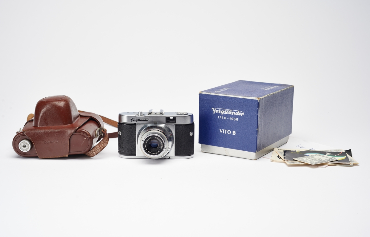 Vito B er den første i en serie kameraer (BL, BR), produsert av Voigtländer og først introdusert i 1954. Serien består av øyesøkerkameraer for 35 mm film. Vito B kom i to litt ulike versjoner. Dette har en Color-Skopar f3.5/50mm og Pronto-SVS lukker. 
Kameraet har tilhørt fotograf, forretningsmann og grunnlegger av Preus Fotomuseum, Leif Preus. I den originale esken ligger et notat fra Leif Preus der han skriver at dette kameraet er en gave fra hans første kunde i fotobutikken han etablerte i Horten i 1956. Muligens var det dette kameraet kunden kjøpte. Butikken solgte kamerautstyr, men bestod også av et sort/hvitt fotolaboratorium og portrettstudio. Virksomheten vokste og på 1980-tallet eide Leif Preus et av landets største fotolaboratorier.
Det medfølger bla kameraetui, originaleske, bruksanvisning,  eksponeringstabell og inspeksjonssertifikat.