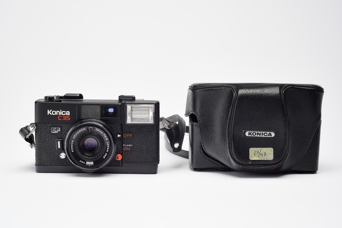 Konica C35 EF, også kalt "Pikkari" i Japan, ble produsert av Konica i 1975. Dette er det første 35 mm kompaktkameraet med innebygd blits. "C" står for "compact", "35" for filmtypen og "EF" for "electronic flash."
Kameraet er utstyrt med et Konica Hexanon 38mm f/2.8 objektiv, lukkertider på 1/60, 1/125, autoeksponering og autofokus fra 1 meter til uendelig.
Det kommer i to versjoner, en fra 1975 og den andre fra 1977. Sistnevnte har noen flere funksjoner, slik som selvutløser og, i tillegg til de ovenfor, en lukkertid på 1/250.
Konica C35 EF sies å ha vært en favoritt hos den avdøde kunsteren Andy Warhol (1928-1987), som eide tre eksemplarer.
Kamerafutteral medfølger.