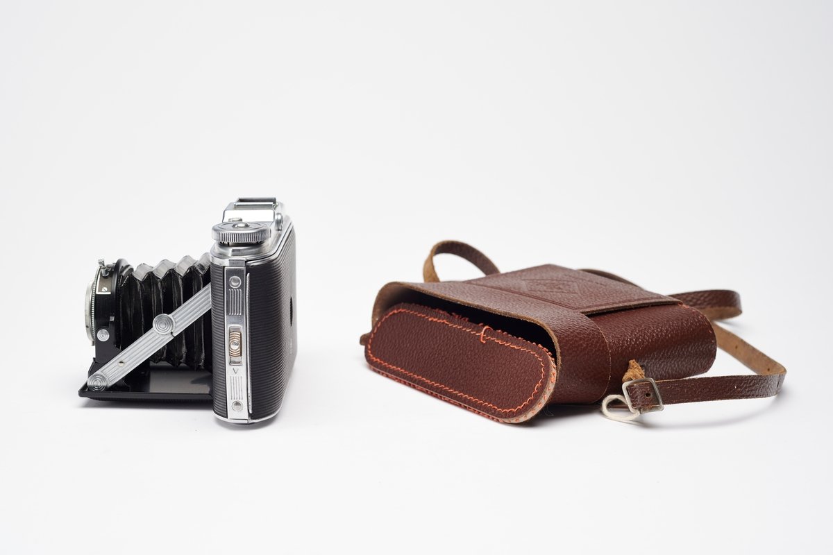 Isolette-serien ble først introdusert for markedet i 1938. Agfa produserte syv ulike modeller, før serien gikk ut av produksjon rundt 1960. Kameraene er enkle horisontale foldekameraer for 120 film for negativer på 4.5 x 6cm og 6 x 6cm (eneste formatet etter 1945). Isolette V, ble produsert fra 1950 til 1952.
Originalt kameraveske medfølger.