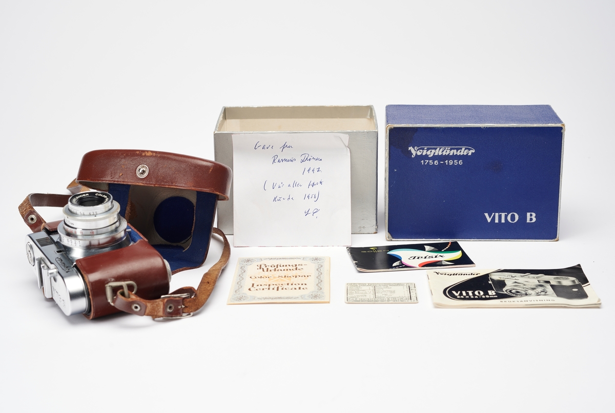 Vito B er den første i en serie kameraer (BL, BR), produsert av Voigtländer og først introdusert i 1954. Serien består av øyesøkerkameraer for 35 mm film. Vito B kom i to litt ulike versjoner. Dette har en Color-Skopar f3.5/50mm og Pronto-SVS lukker. 
Kameraet har tilhørt fotograf, forretningsmann og grunnlegger av Preus Fotomuseum, Leif Preus. I den originale esken ligger et notat fra Leif Preus der han skriver at dette kameraet er en gave fra hans første kunde i fotobutikken han etablerte i Horten i 1956. Muligens var det dette kameraet kunden kjøpte. Butikken solgte kamerautstyr, men bestod også av et sort/hvitt fotolaboratorium og portrettstudio. Virksomheten vokste og på 1980-tallet eide Leif Preus et av landets største fotolaboratorier.
Det medfølger bla kameraetui, originaleske, bruksanvisning,  eksponeringstabell og inspeksjonssertifikat.
