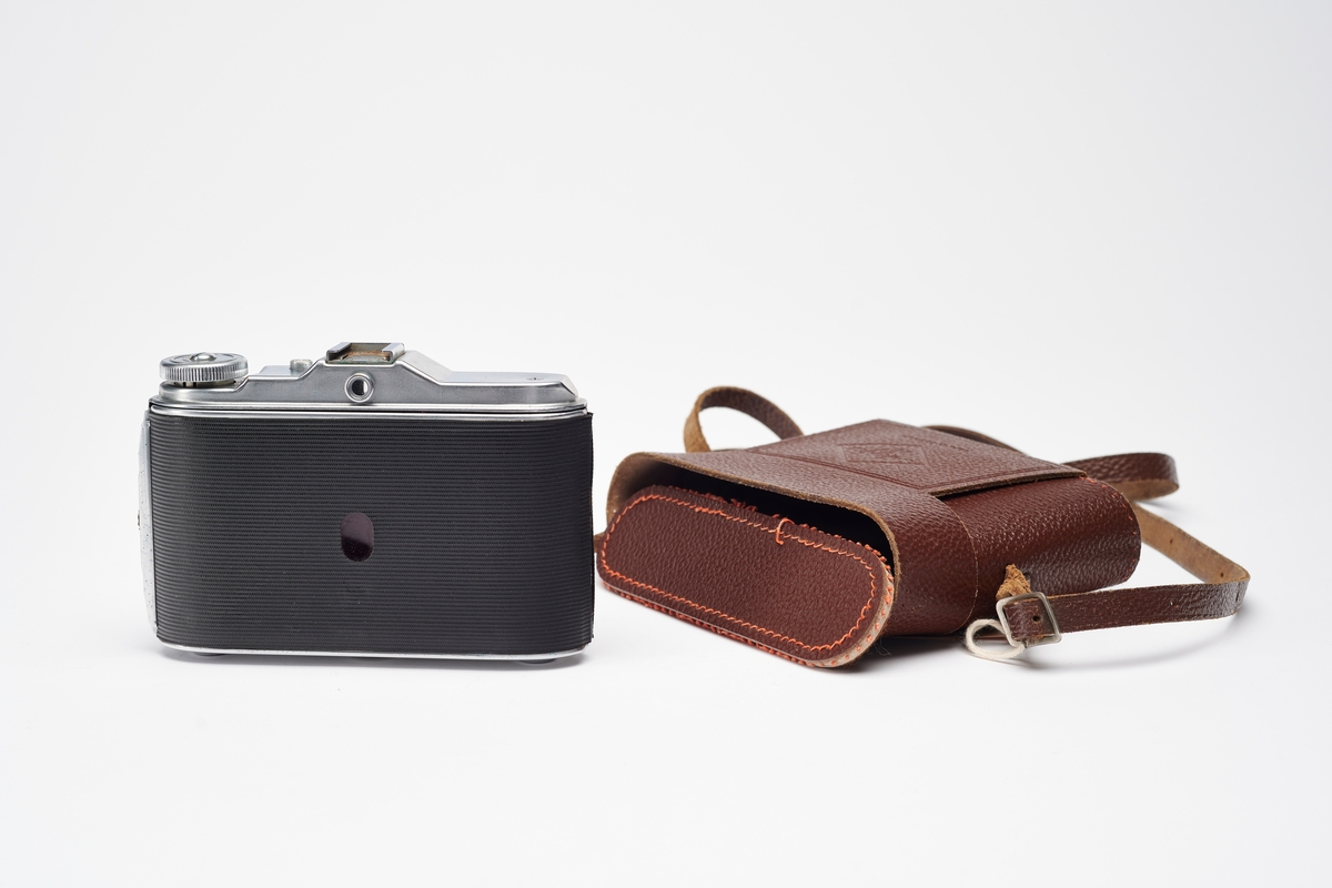 Isolette-serien ble først introdusert for markedet i 1938. Agfa produserte syv ulike modeller, før serien gikk ut av produksjon rundt 1960. Kameraene er enkle horisontale foldekameraer for 120 film for negativer på 4.5 x 6cm og 6 x 6cm (eneste formatet etter 1945). Isolette V, ble produsert fra 1950 til 1952.
Originalt kameraveske medfølger.