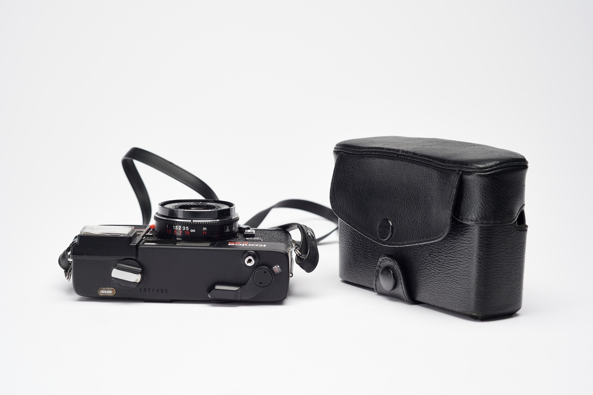 Konica C35 EF, også kalt "Pikkari" i Japan, ble produsert av Konica i 1975. Dette er det første 35 mm kompaktkameraet med innebygd blits. "C" står for "compact", "35" for filmtypen og "EF" for "electronic flash."
Kameraet er utstyrt med et Konica Hexanon 38mm f/2.8 objektiv, lukkertider på 1/60, 1/125, autoeksponering og autofokus fra 1 meter til uendelig.
Det kommer i to versjoner, en fra 1975 og den andre fra 1977. Sistnevnte har noen flere funksjoner, slik som selvutløser og, i tillegg til de ovenfor, en lukkertid på 1/250.
Konica C35 EF sies å ha vært en favoritt hos den avdøde kunsteren Andy Warhol (1928-1987), som eide tre eksemplarer.
Kamerafutteral medfølger.