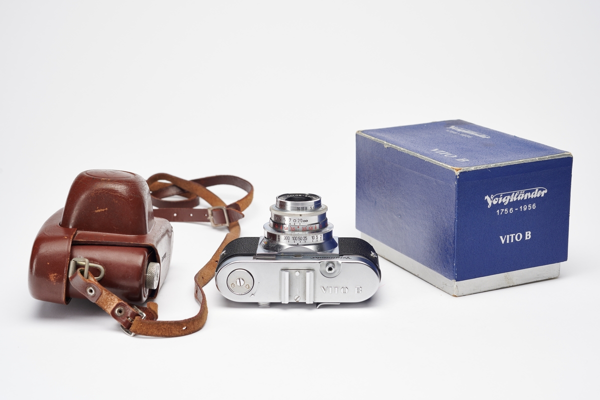 Vito B er den første i en serie kameraer (BL, BR), produsert av Voigtländer og først introdusert i 1954. Serien består av øyesøkerkameraer for 35 mm film. Vito B kom i to litt ulike versjoner. Dette har en Color-Skopar f3.5/50mm og Pronto-SVS lukker. 
Kameraet har tilhørt fotograf, forretningsmann og grunnlegger av Preus Fotomuseum, Leif Preus. I den originale esken ligger et notat fra Leif Preus der han skriver at dette kameraet er en gave fra hans første kunde i fotobutikken han etablerte i Horten i 1956. Muligens var det dette kameraet kunden kjøpte. Butikken solgte kamerautstyr, men bestod også av et sort/hvitt fotolaboratorium og portrettstudio. Virksomheten vokste og på 1980-tallet eide Leif Preus et av landets største fotolaboratorier.
Det medfølger bla kameraetui, originaleske, bruksanvisning,  eksponeringstabell og inspeksjonssertifikat.