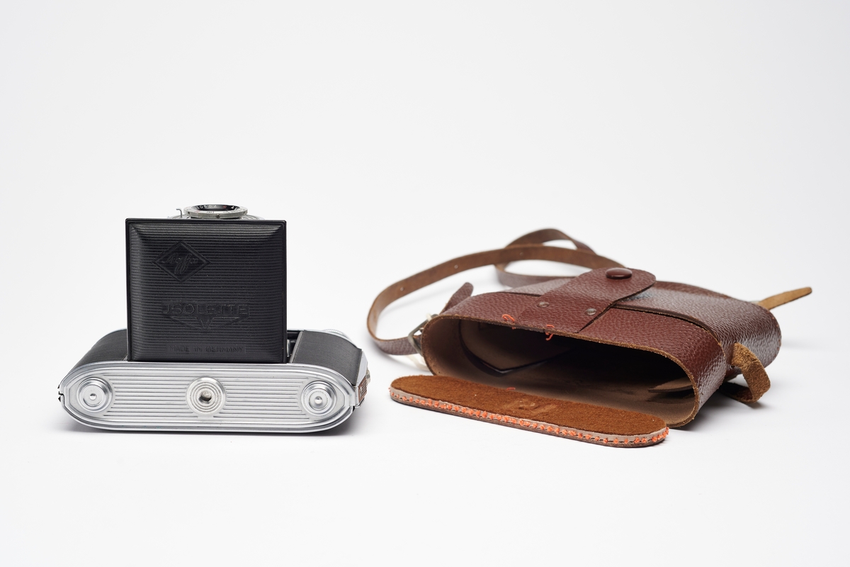 Isolette-serien ble først introdusert for markedet i 1938. Agfa produserte syv ulike modeller, før serien gikk ut av produksjon rundt 1960. Kameraene er enkle horisontale foldekameraer for 120 film for negativer på 4.5 x 6cm og 6 x 6cm (eneste formatet etter 1945). Isolette V, ble produsert fra 1950 til 1952.
Originalt kameraveske medfølger.