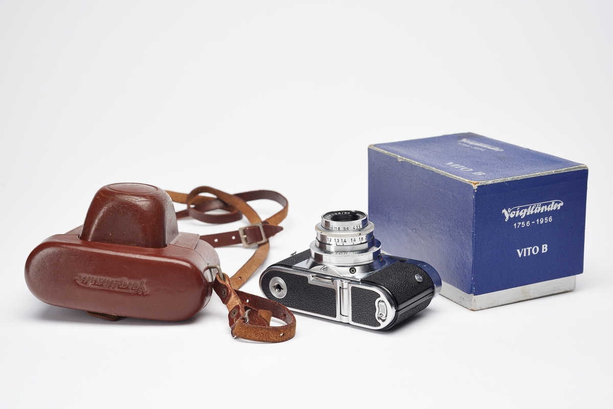 Vito B er den første i en serie kameraer (BL, BR), produsert av Voigtländer og først introdusert i 1954. Serien består av øyesøkerkameraer for 35 mm film. Vito B kom i to litt ulike versjoner. Dette har en Color-Skopar f3.5/50mm og Pronto-SVS lukker. 
Kameraet har tilhørt fotograf, forretningsmann og grunnlegger av Preus Fotomuseum, Leif Preus. I den originale esken ligger et notat fra Leif Preus der han skriver at dette kameraet er en gave fra hans første kunde i fotobutikken han etablerte i Horten i 1956. Muligens var det dette kameraet kunden kjøpte. Butikken solgte kamerautstyr, men bestod også av et sort/hvitt fotolaboratorium og portrettstudio. Virksomheten vokste og på 1980-tallet eide Leif Preus et av landets største fotolaboratorier.
Det medfølger bla kameraetui, originaleske, bruksanvisning,  eksponeringstabell og inspeksjonssertifikat.