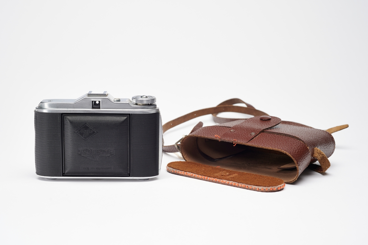 Isolette-serien ble først introdusert for markedet i 1938. Agfa produserte syv ulike modeller, før serien gikk ut av produksjon rundt 1960. Kameraene er enkle horisontale foldekameraer for 120 film for negativer på 4.5 x 6cm og 6 x 6cm (eneste formatet etter 1945). Isolette V, ble produsert fra 1950 til 1952.
Originalt kameraveske medfølger.