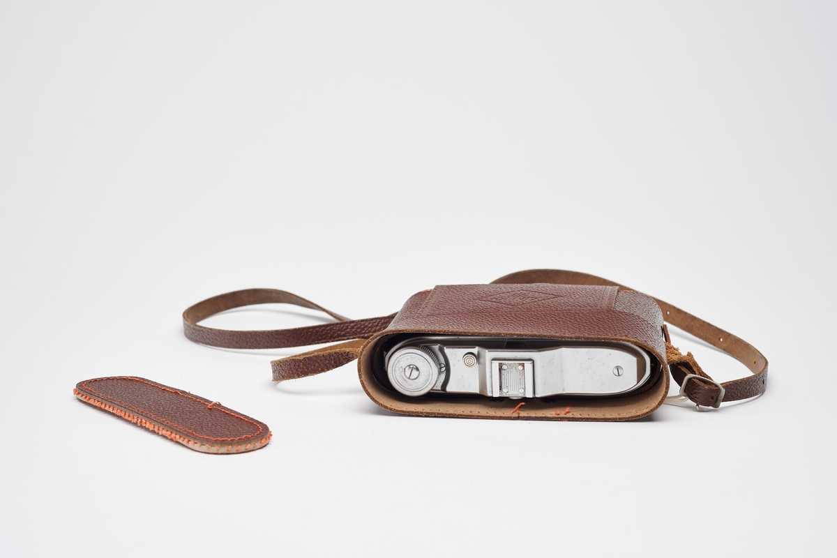 Isolette-serien ble først introdusert for markedet i 1938. Agfa produserte syv ulike modeller, før serien gikk ut av produksjon rundt 1960. Kameraene er enkle horisontale foldekameraer for 120 film for negativer på 4.5 x 6cm og 6 x 6cm (eneste formatet etter 1945). Isolette V, ble produsert fra 1950 til 1952.
Originalt kameraveske medfølger.