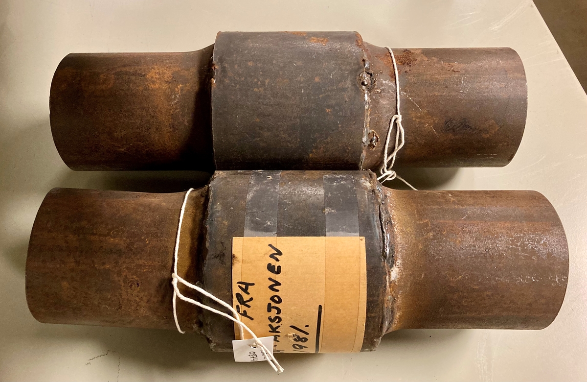 To korte lenker, en jernring, to rør. Rørene er såkalte "muffer". Jernringen er et midjejern. Nøkkelen til midjejernet medfølger.