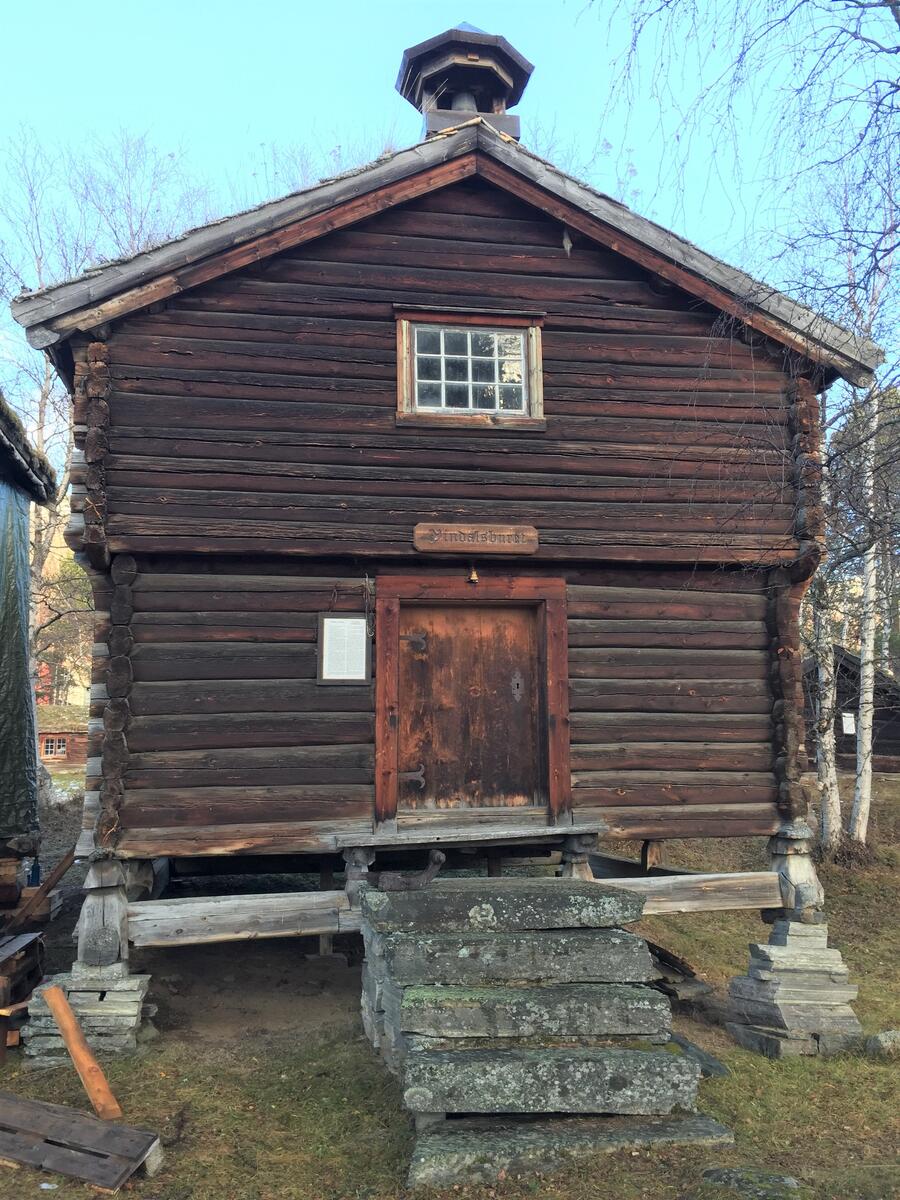Laftet tømmerkassse i to høgder med torvbelagt saltak.