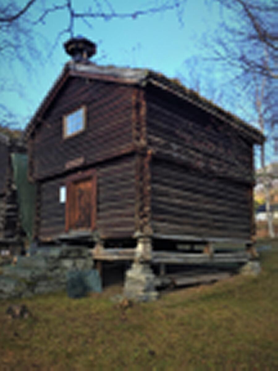 Laftet tømmerkassse i to høgder med torvbelagt saltak.