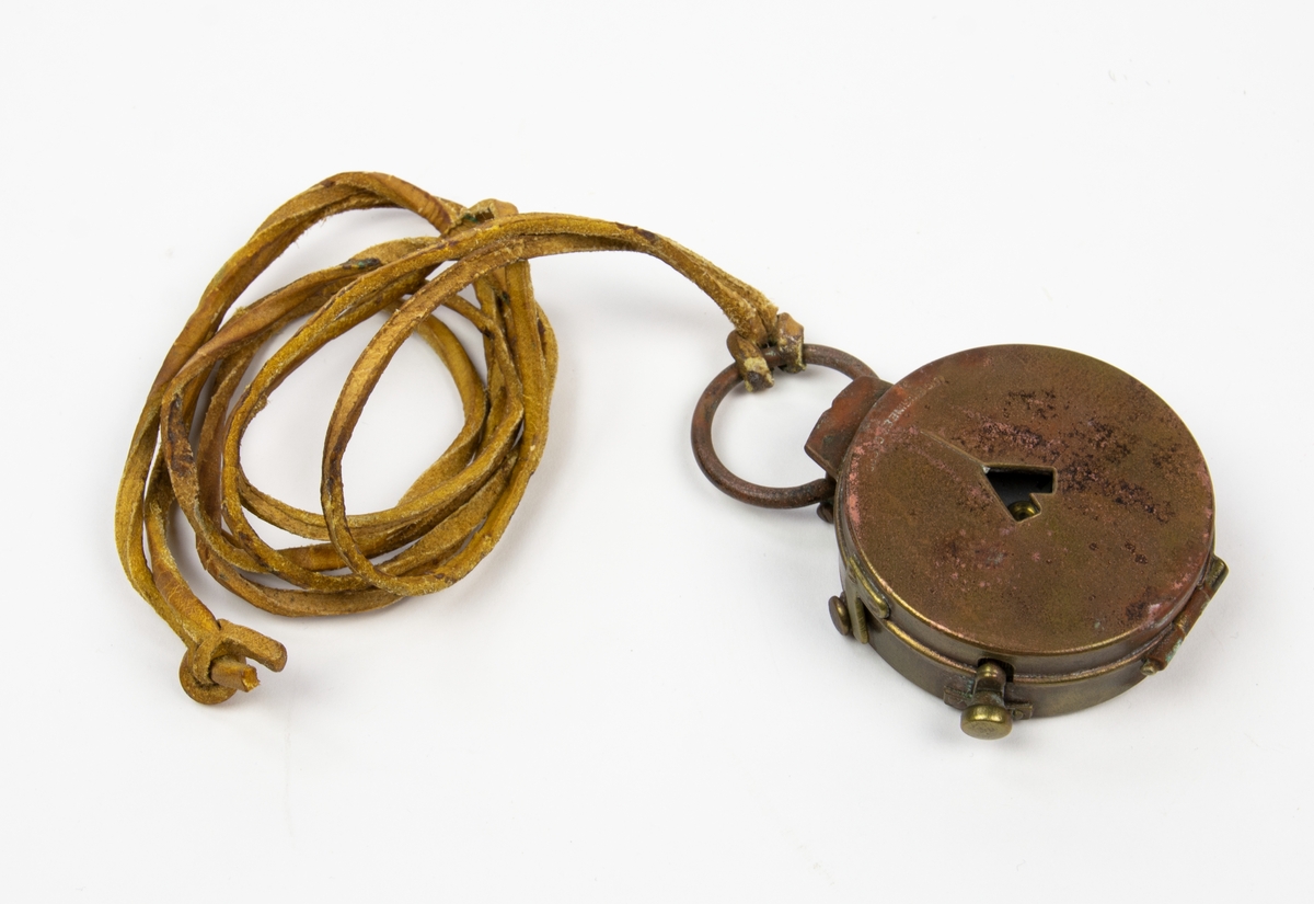 Fickkompass, US Engineer Corps. Tillverkad i Schweiz. Kompasshus och lock i brons. Fluorecerande nordpil och kurspil. Fästögla med läderrem.