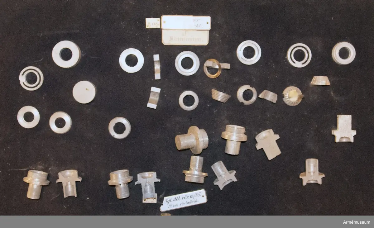 Grupp F II.
Lätt dubbelrör m/1896 i delar. Framställt i olika tillverkningsstadier (43 delar).