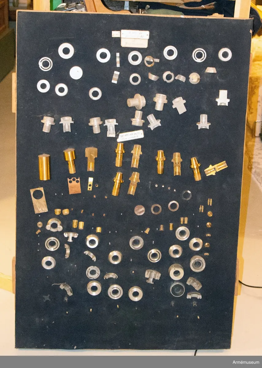 Grupp F II.
Lätt dubbelrör m/1896 i delar. Framställt i olika tillverkningsstadier (43 delar).