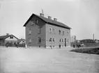 År 1897 startades Linköpings nya gasverk i stadens norra utkant. Det tidigare gasverket låg opassande centralt på Sankt Larsgatan. Bilden visar kontorsbyggnaden i hörnet av dåvarande Bangårdsgatan och Fabriksgatan.