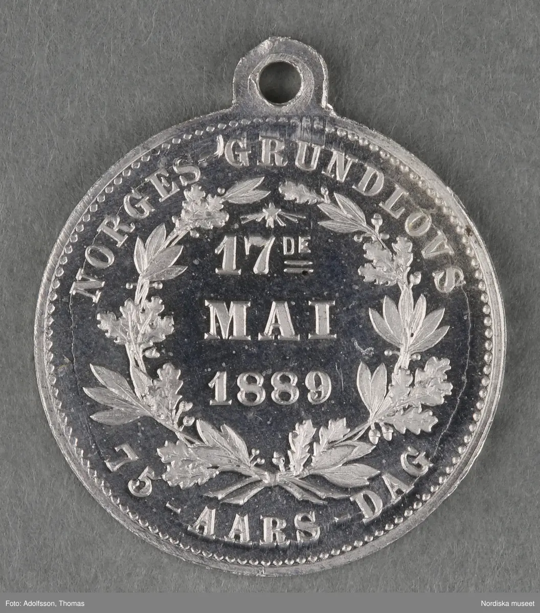 Huvudliggaren:
"a-y, Minnesmedaljer, norska, över den 17 maj; av aluminium (1 av vit metall) 24 st. från åren 1884-1907.
Gåva 28/5 1907. Läffler, Fritz, professor, Djursholm."