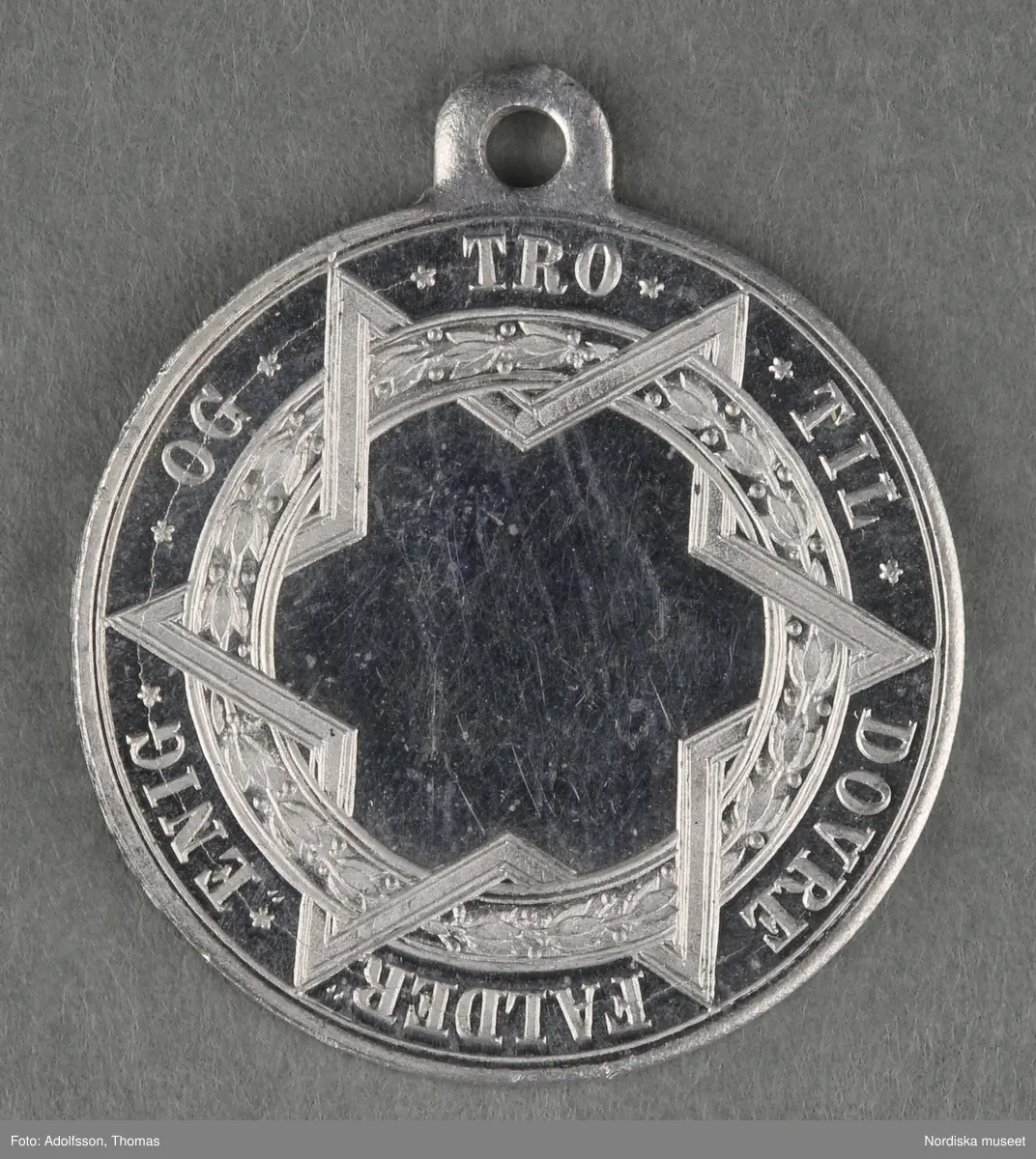 Huvudliggaren:
"a-y, Minnesmedaljer, norska, över den 17 maj; av aluminium (1 av vit metall) 24 st. från åren 1884-1907.
Gåva 28/5 1907. Läffler, Fritz, professor, Djursholm."