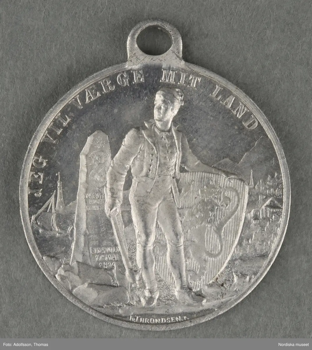 Huvudliggaren:
"a-y, Minnesmedaljer, norska, över den 17 maj; av aluminium (1 av vit metall) 24 st. från åren 1884-1907.
Gåva 28/5 1907. Läffler, Fritz, professor, Djursholm."