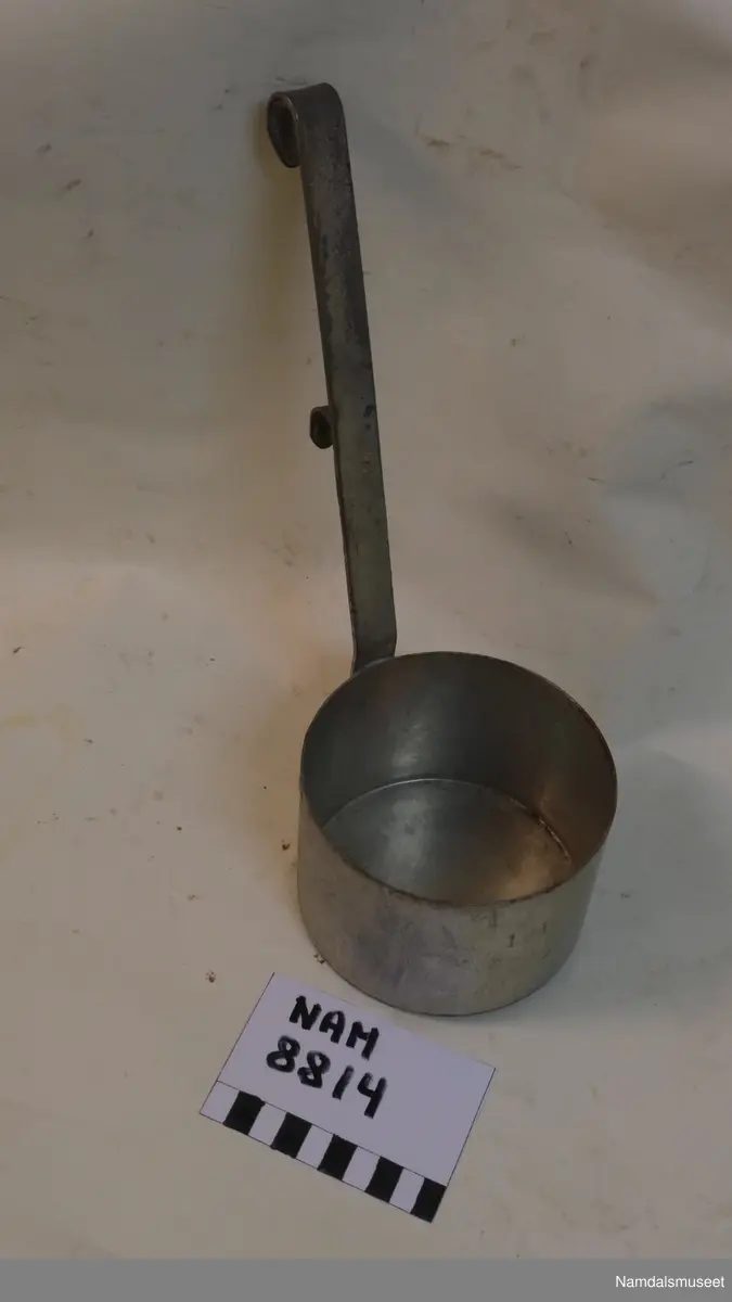Form: Rund med håndtak.

